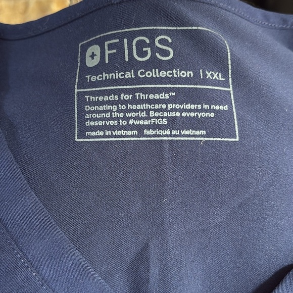 FIGS vneck short sleeve 2 front pocket Tech Collection scrub shirt navy blue - Picture 11 of 16